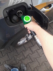 Fare rifornimento di carburante alla propria auto prima di partire per un viaggio