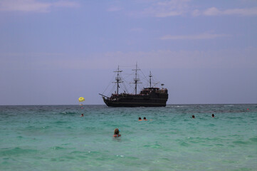 Obraz premium wooden ship in the mediterranean sea near the island of cyprus