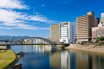 Obraz premium 静岡県沼津市 狩野川と市街地の街並み