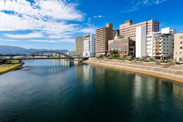 Fototapeta premium 静岡県沼津市 狩野川と市街地の街並み