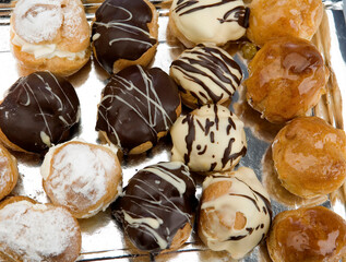 Detalle de pastelitos rellenos con chocolate cenital