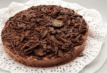 Detalle cenital de tarta de trufa de chocolate