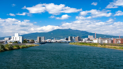 Obraz premium 静岡県沼津市 港大橋から見る街並み