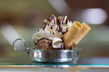 Helados italianos artesanos y granizados de frutas fríos. 
Postres, dulces y alimentos fríos. 