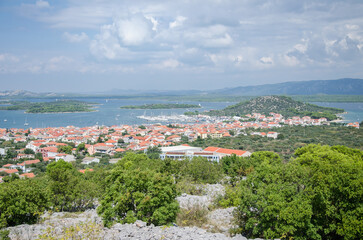 Fototapeta na wymiar Medina kleine Hafenstadt auf Murter Kroatien