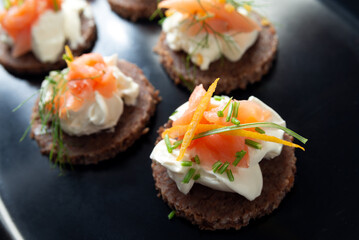 Saporite canapès condite con crema di formaggio e salmone affumicato 