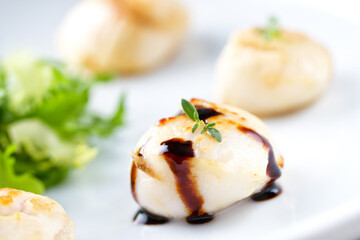 Seared Scallops with Balsamic Sauce and Side Salad