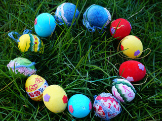 Ostereier im Kreis auf einer Wiese