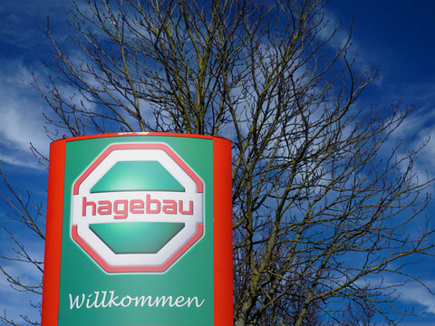 Logo vom Hagebaumarkt vor einem Baum 