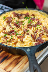 cocinando macarrones con queso en el asador 

macarrones con queso 

pasta 

macarrones con queso, tocino , cebollín 