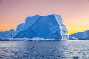 grandes bloques de hielo flotando sobre el mar, icebergs en el polo norte.