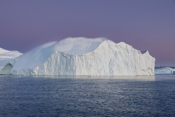 grandes bloques de hielo flotando sobre el mar, icebergs en el polo norte.