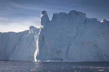 grandes bloques de hielo flotando sobre el mar, icebergs en el polo norte.