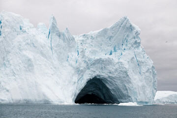 grandes bloques de hielo flotando sobre el mar, icebergs en el polo norte.