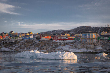 Pueblo de groenlandia rodeado de icebergs llamado Ilulissat