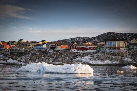 Pueblo de groenlandia rodeado de icebergs llamado Ilulissat