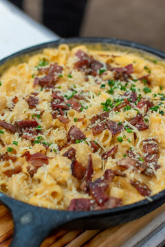 cocinando macarrones con queso en el asador 

macarrones con queso 

pasta 

macarrones con queso, tocino , ceboll&iacute;n 