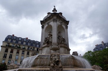 Fototapeta na wymiar La fontaine Saint-Sulpice, place Saint-Sulpice, sur le parvis de l'église qui lui donne son nom, dans le 6e arrondissement de Paris