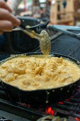 cocinando macarrones con queso en el asador 

macarrones con queso 

pasta 

macarrones con queso, tocino , cebollín 