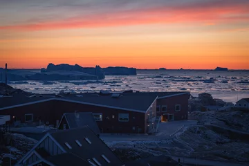 Poster típico pueblo groenlandés en el círculo polar ártico rodeado de icebergs. © Néstor Rodan