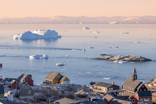 t&iacute;pico pueblo groenland&eacute;s en el c&iacute;rculo polar &aacute;rtico rodeado de icebergs.