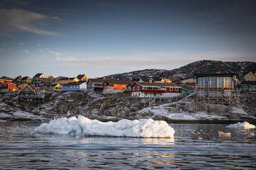 típico pueblo groenlandés en el círculo polar ártico rodeado de icebergs.
