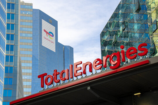 Courbevoie, France, 14 mars 2022 : vue ext&eacute;rieure de la tour abritant le si&egrave;ge social de la compagnie p&eacute;troli&egrave;re TotalEnergies, anciennement Total, dans le quartier des affaires de Paris La D&eacute;fense