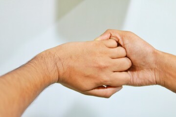 Fototapeta premium A HEALTHCARE WORKER RUBBING THE FINGERS WITH ALCOHOL BASED HAND.CLOSE UP VIEW.NFECTION CONTROL CONCEPT.
