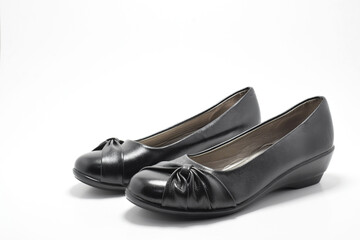 Sandalias de color Negro para dama. Calzado cómodo para mujer sobre un fondo blanco. Espacio para...
