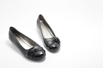 Sandalias de color Negro para dama. Calzado cómodo para mujer sobre un fondo blanco. Espacio para...