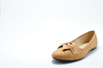 Sandalia de color Beige para dama. Calzado cómodo para mujer sobre un fondo blanco. Espacio para...