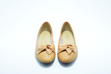 Sandalias de color Beige para dama. Calzado cómodo para mujer sobre un fondo blanco. Vista Superior.  