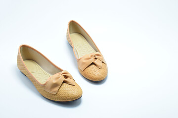 Sandalias de color Beige para dama. Calzado cómodo para mujer sobre un fondo blanco. Espacio para texto al lado derecho.  