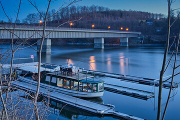 Boot an der Bleilochtalsperre mit Brücke in Saalburg, Thüringen, Blaue Stunde