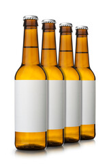 Garrafas de cerveja isoladas em fundo branco