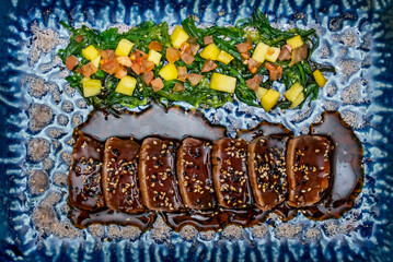 With this we get it to be well marked on the outside and raw on the inside. Once cooked, it is left to rest so that the juices are reabsorbed and it is filleted to serve the tataki