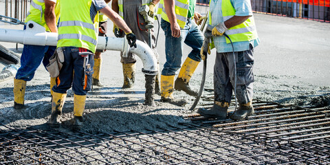 Bauarbeiter mit  Betonpumpe