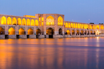 Abendansicht der Khaju-Brücke in Isfahan, Iran