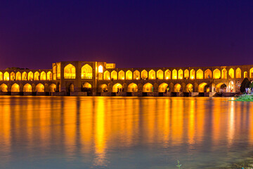 Avondmening van Khaju-brug in Isfahan, Iran