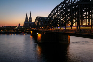 Fototapeta premium The The Hohenzollern Bridge and Cologne Cathedral in the city of Cologne, Germany