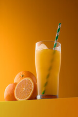 Composição de suco de laranja gelado isolado em fundo amarelo