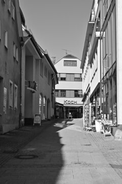 Leere Fußgängerzone und Schuhhaus Koch in Bad Neustadt, Bayern, Deutschland, 12.03.2022, schwarz-weiss