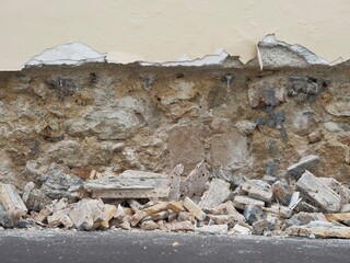 Baustelle - Handwerker entfernen Mörtel mit Presslufthammer