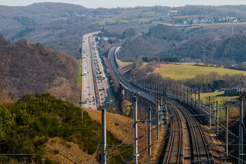 ICE Hochgeschwindigkeitsstrecke Parallel zur Autobahn in Deutschland