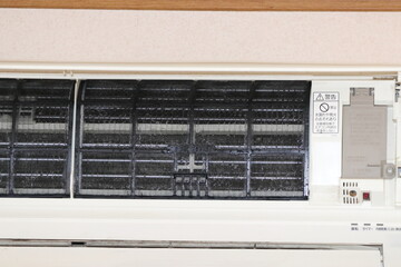 Fototapeta premium 空調 冷房暖房フィルター掃除 点検と修理 Air conditioning, cooling, heating, filter cleaning, inspection and repair 