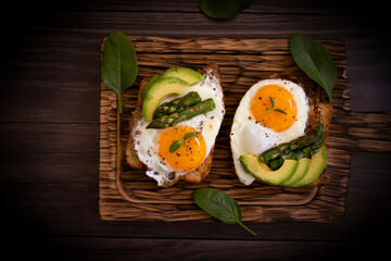Fototapeta na wymiar fried egg sandwich, asparagus, avocado
