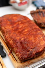 costillas de cerdo a la bbq 

costillas a la barbecue

bbq 

costillas de cerdo en salsa a la barbecue  en asador 
