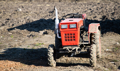 kleine tractor in het veld