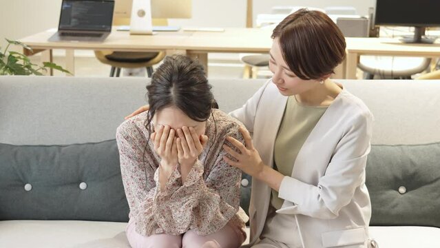 泣いている女性　慰める女性