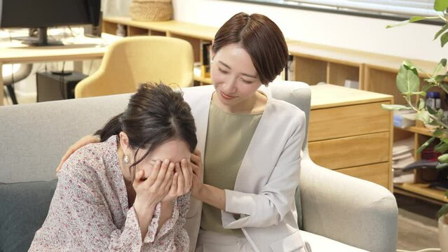 泣いている女性　慰める女性